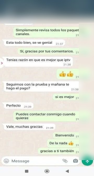 Captura de conversación de WhatsApp con datos personales, fechas, enlaces y credenciales ocultos por privacidad