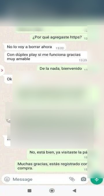 Captura de conversación de WhatsApp con datos personales, fechas, enlaces y credenciales ocultos por privacidad
