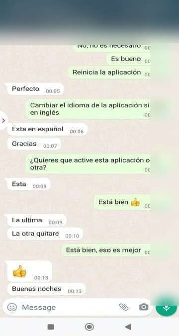 Captura de conversación de WhatsApp con datos personales, fechas, enlaces y credenciales ocultos por privacidad