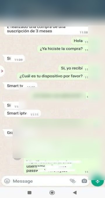 Captura de conversación de WhatsApp con datos personales, fechas, enlaces y credenciales ocultos por privacidad