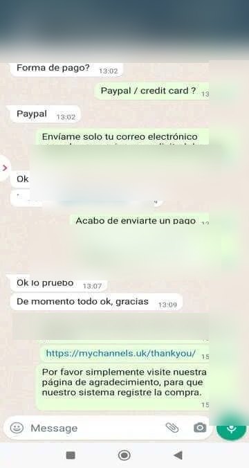 Captura de conversación de WhatsApp con datos personales, fechas, enlaces y credenciales ocultos por privacidad