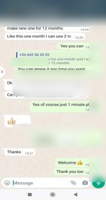 Captura de conversación de WhatsApp con datos personales, fechas, enlaces y credenciales ocultos por privacidad