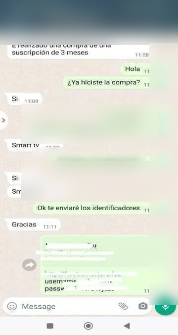 Captura de conversación de WhatsApp con datos personales, fechas, enlaces y credenciales ocultos por privacidad